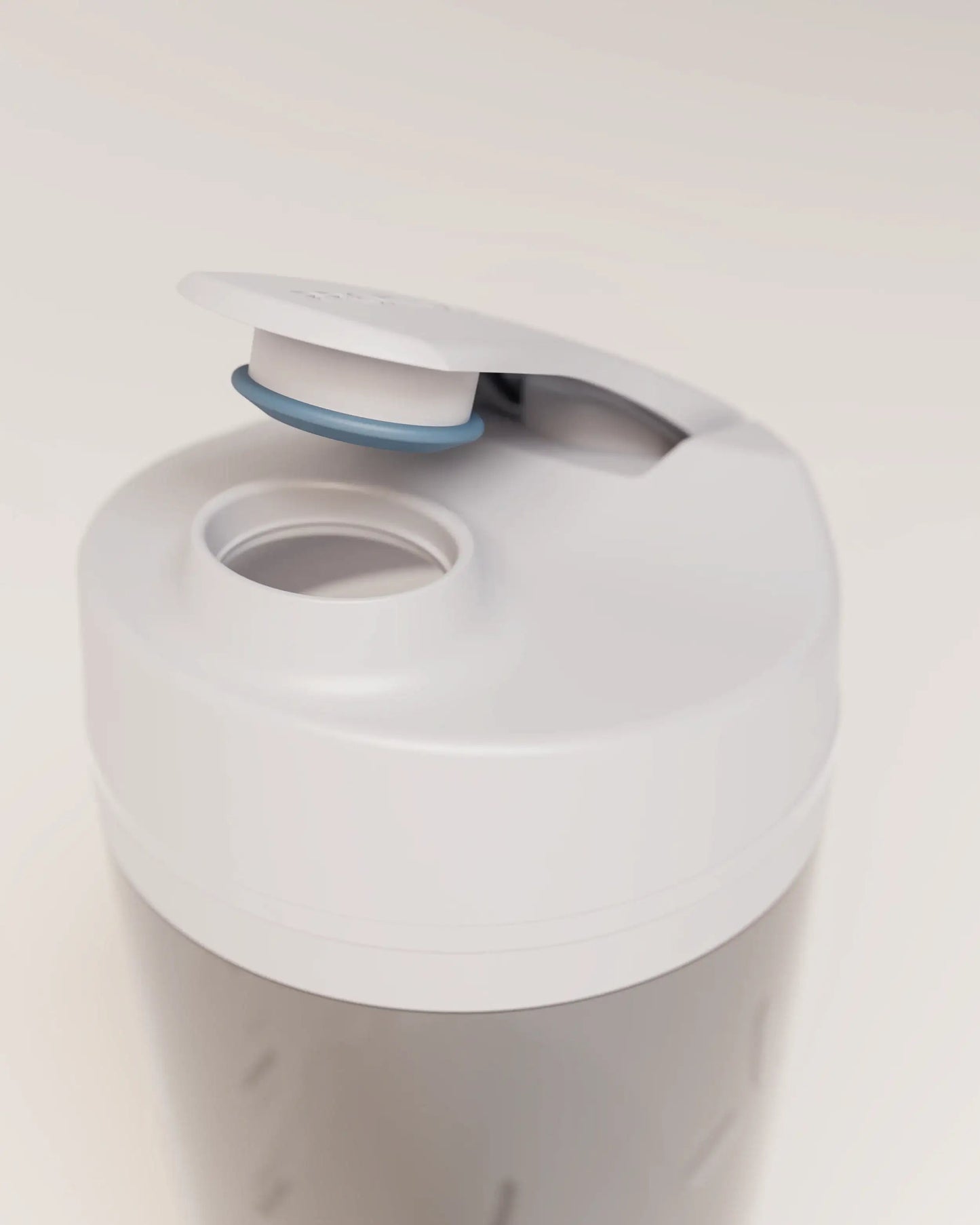 electric-shaker-bottle-w2 VM_LiPo_3.7-700_v1_coolGray_4x5_noNUTRiPOD_2_4_highInsert_EDIT.png