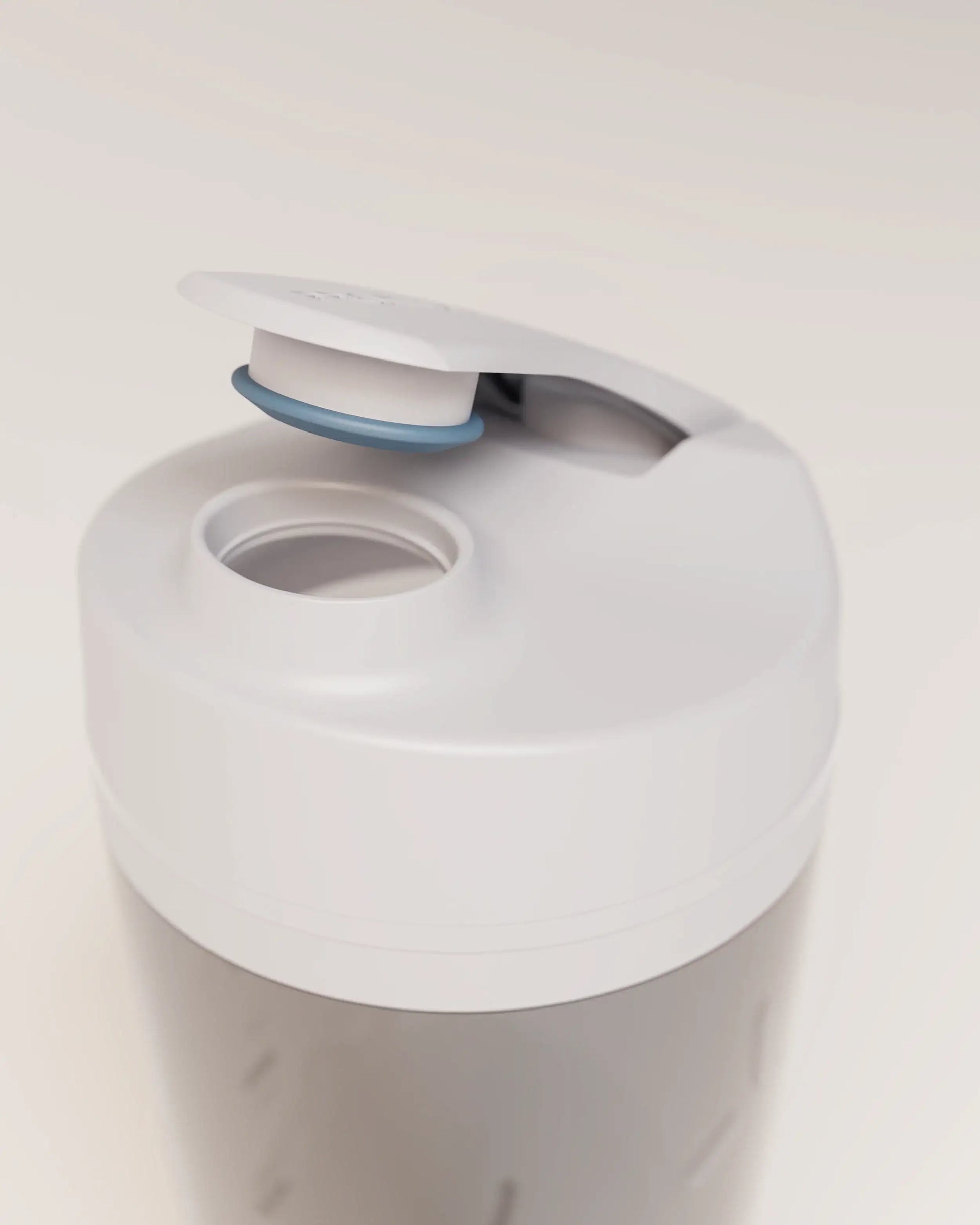 electric-shaker-bottle-w2 VM_LiPo_3.7-700_v1_coolGray_4x5_noNUTRiPOD_2_4_highInsert_EDIT.png